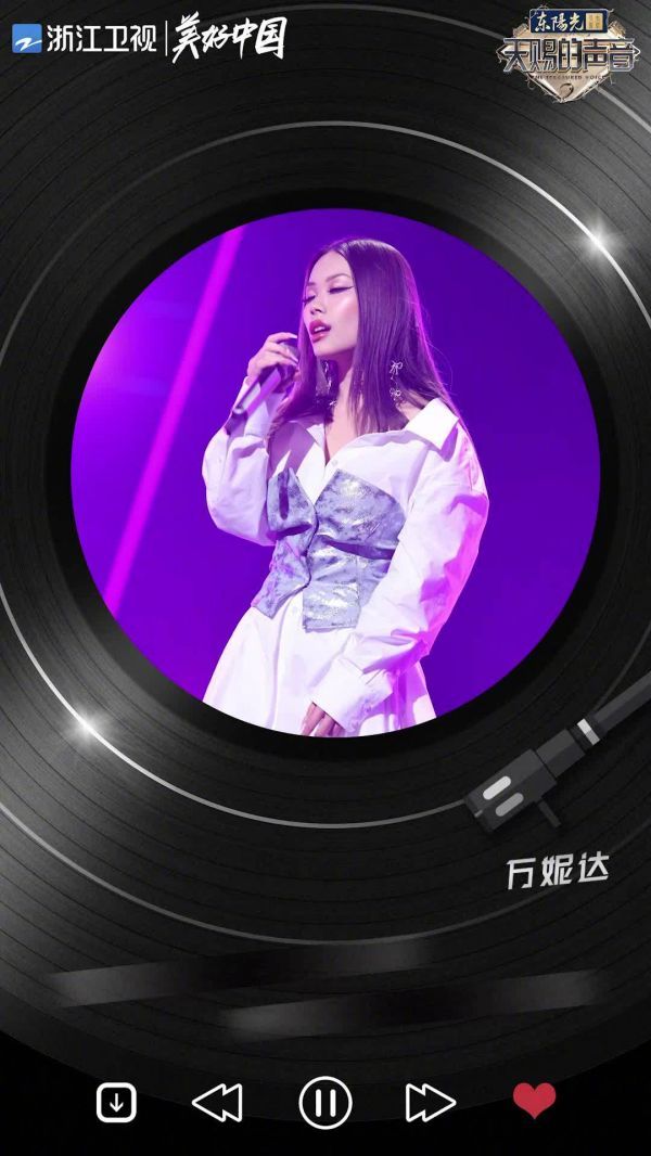 的歌声犹如魔法权杖，将现场的气氛一点就燃……