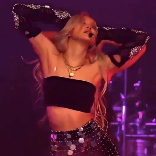 BLACKPINK上节目表演PRETTY SAVAGE 四人四色高光时刻……