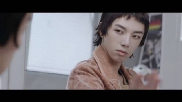 华晨宇和未来的自己对话 专注做音乐呈现给喜欢我的人……