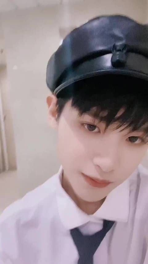 黄明昊最新自拍视频️！美少年向你敬礼，小贾也太可爱了！！