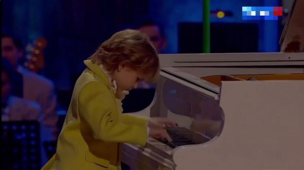 钢琴小天才艾莉斯·迈辛钢琴演奏肖邦最美的钢琴曲《升c小调夜曲》