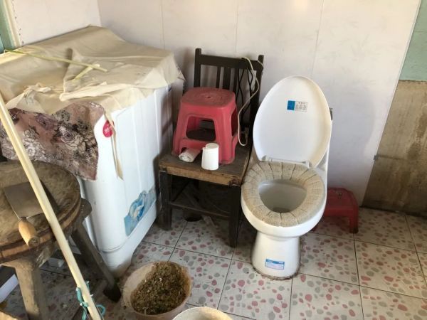 马桶不但正对灶台、没有任何遮挡,还没有上下水。(新华社记者 于也童 摄)