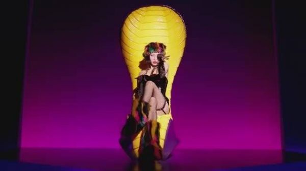 泫雅回归新歌《Im Not Cool》MV来了！