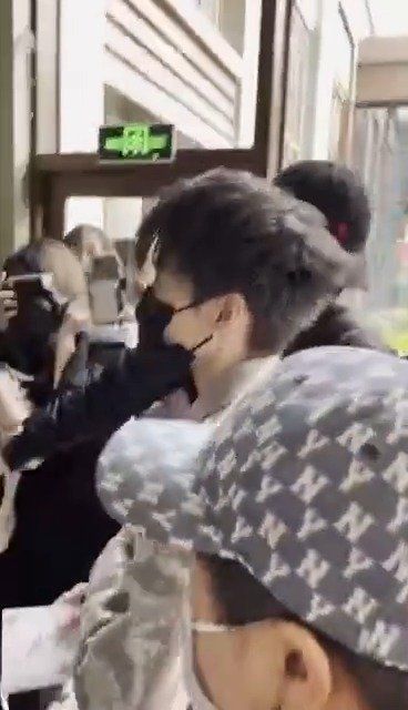 刘雨昕上班饭拍 伞姐：我看了《潮流合伙人》你吃了好大一盆饭……