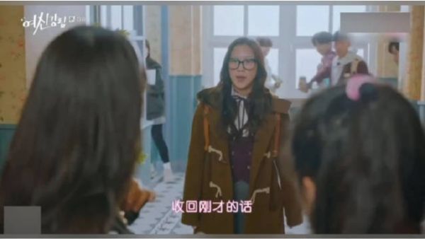 林周京素颜去学校，对同学说：李修浩是我男朋友，他不是看脸的人，不管我什么样都会喜欢我的！