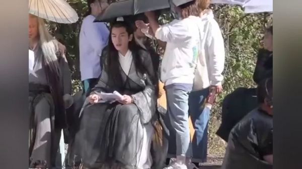 现场导演喊安静，但是并没有起到作用……