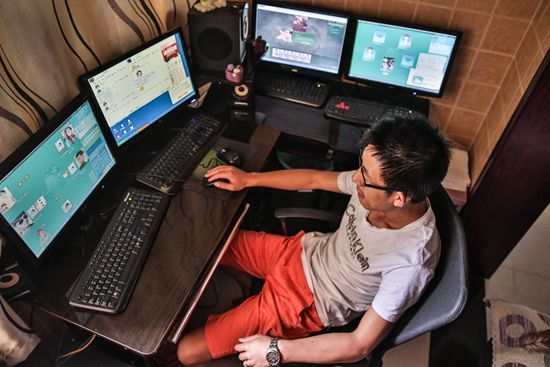 西安的一位游戏代练,以前家里电脑多得像网吧一样。 视觉中国供图