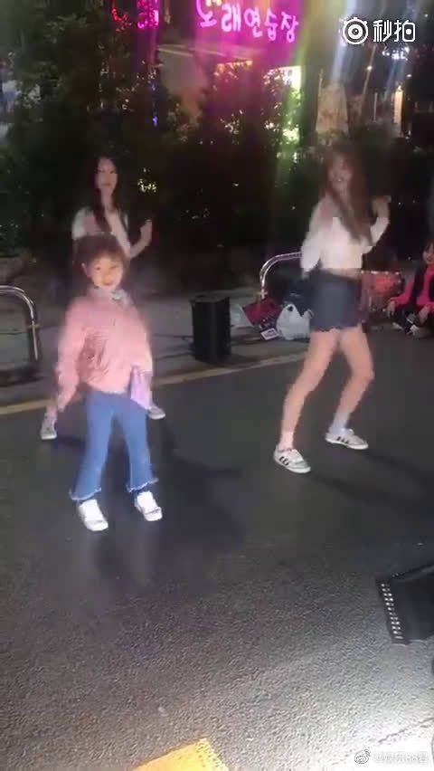 这年头啊!没点才艺都不敢当路人