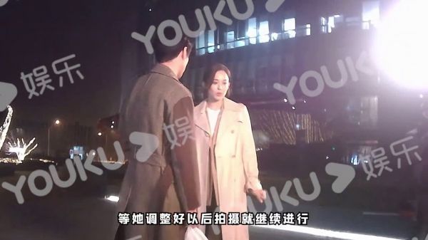 陈晓、古力娜扎片场路透，拍之前认真沟通合作默契……