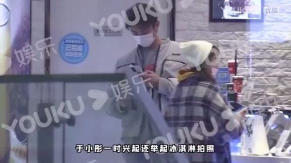 曝光？近日，于小彤被拍与美女边走边聊，一起返回家中……