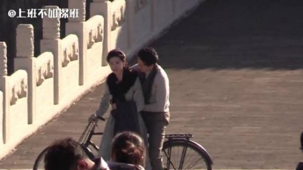 片场路透，容嘉上/许魏洲骑自行车，冯世真/景甜坐在怀里……