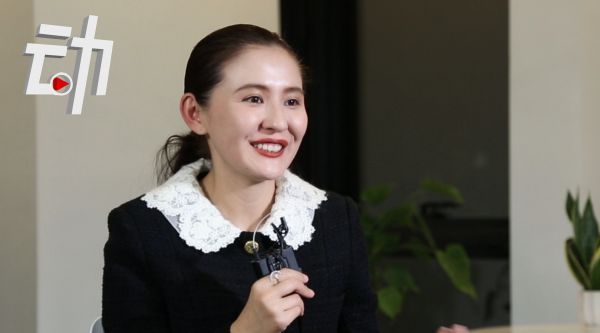 热依扎称与李水花相互成就：热依扎谈哺乳期带孩子拍戏