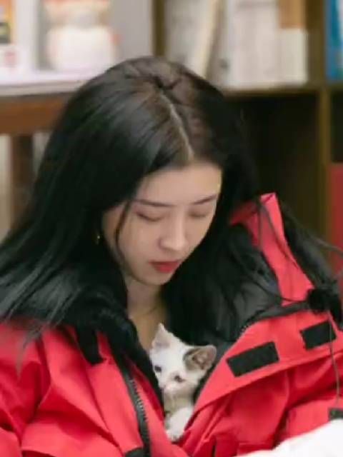 赵小棠竟然把一只白色小猫咪藏在了自己的羽绒服里……