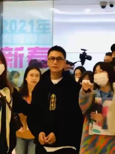这么帅的寸头“保洁员”可是第一次见哈哈哈……