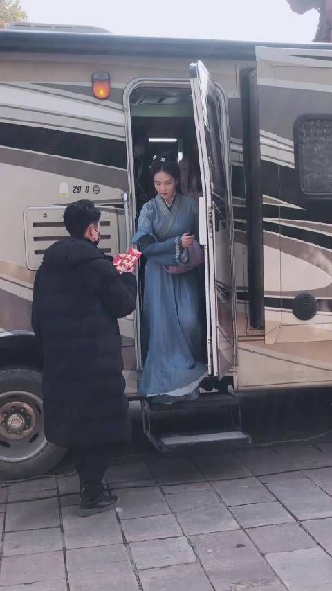 鹿姐一下车就领了个大红包！杀青快乐哟！