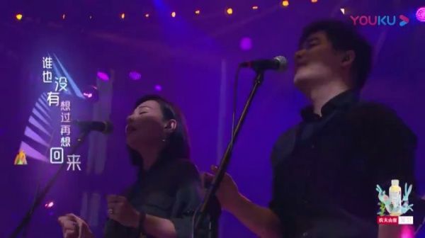 那英在排练的时候突然夸赞李郡洲老师famous……