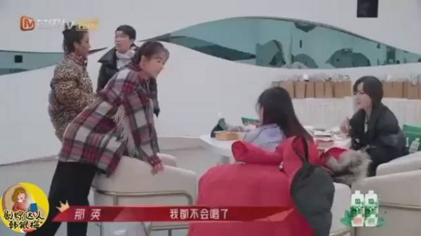 那姐怒气冲冲说：这首歌太绝了，真的，我得给她点赞！