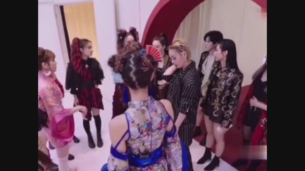 太尴尬呢吧，孟佳团队称积极联系模特……