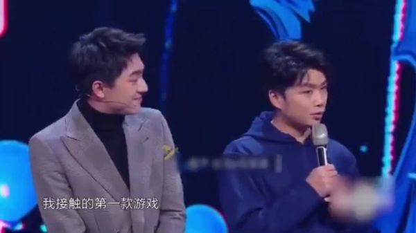 林更新和Sky罕见同框，林更新看Sky的眼神仿佛有一股宠溺？
