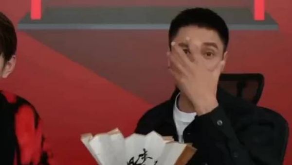 陈坤今晚去李佳琦直播间，直播的时候再现晴明眼神杀……