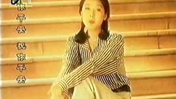 记得小时候的电视,打开永远是两个人在唱歌……