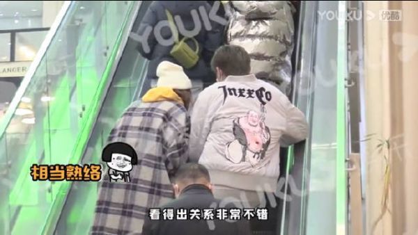 于小彤被拍到随地吐痰,乱扔烟头,并且和一名妙龄女子相约外出……