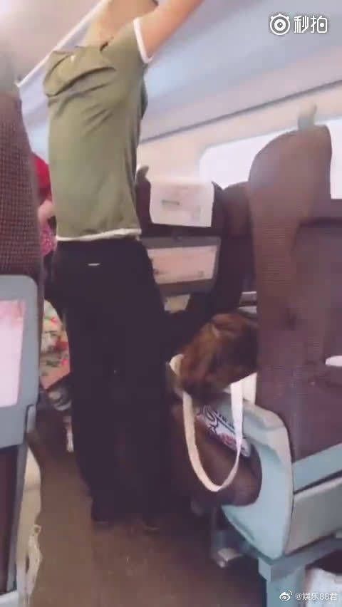 男生中途上车的,没忍心吵醒女生……