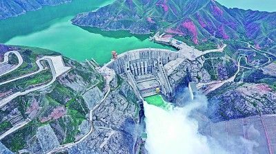 黄河上游李家峡水电站提门泄水(2020年7月9日摄)。新华社发