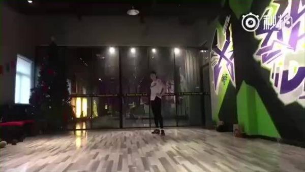刘亦菲可以单手平板支撑……