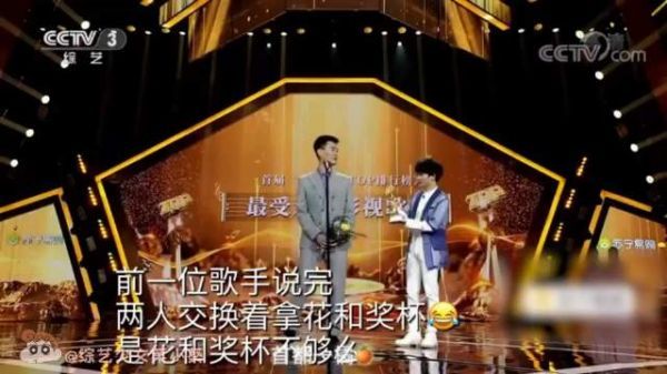 这话筒怕不是成精了，还知道看人调整高度……