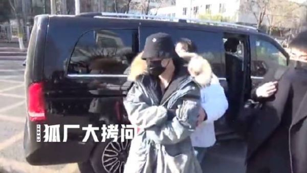 张艺兴现身 保暖做的很到位……