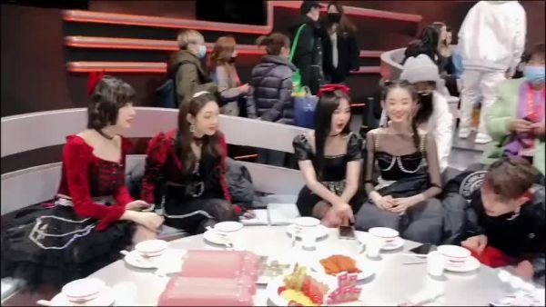 哈哈哈哈，Amber成功打入硬糖内部，被疯狂安利辣条……