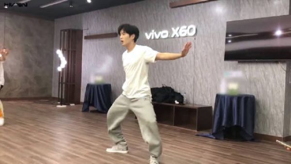 来看看李汶翰的训练室视频……