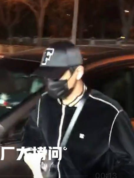 李现现身央视彩排，身穿棒球服、头戴棒球帽，哥哥注意保暖……