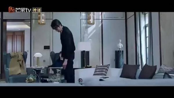 柯滢的手掌受伤，封潇声看见问柯滢洗澡要不要帮忙……