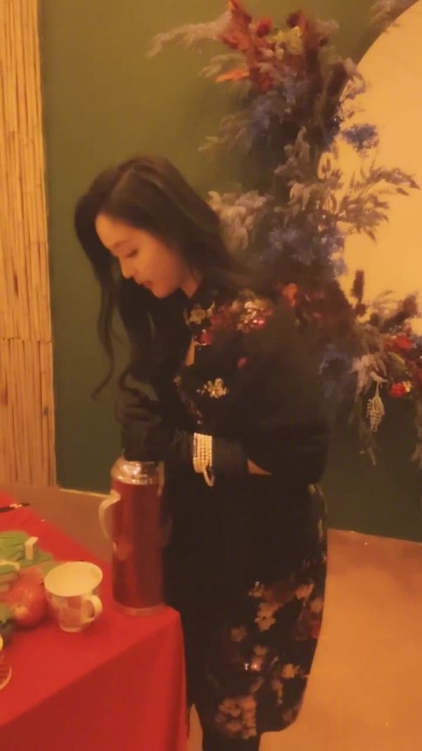提着装满奶茶的水壶，来到家族年年年夜FAN……