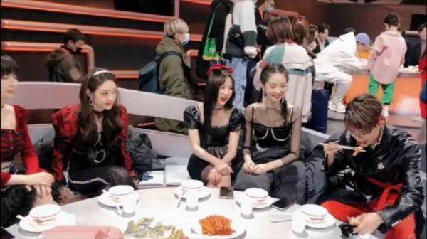 硬糖少女们安利Amber吃辣条，辣条的魅力辣么大，Amber也爱上了……