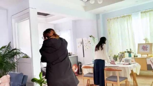 迪丽热巴 片场花絮 抓到一只入戏前可可爱爱的迪迪子……