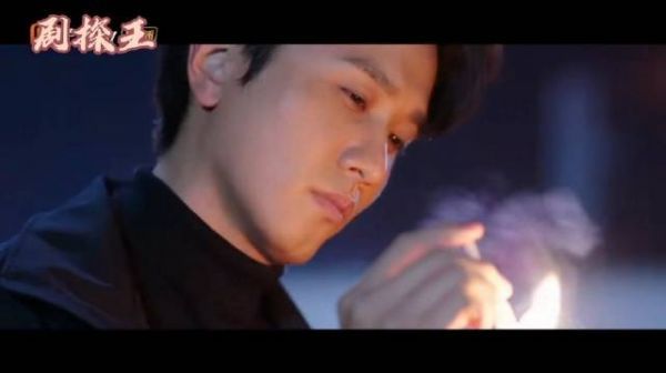 封潇声点燃火柴,歪头看着火光的样子……