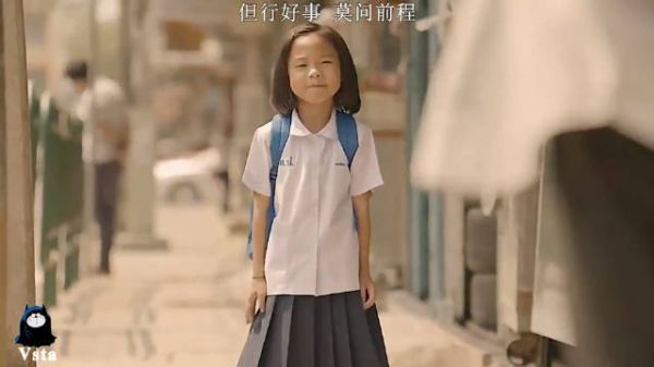 以为自己年纪大了,不会轻易流泪,直到看到小女孩上学回来!