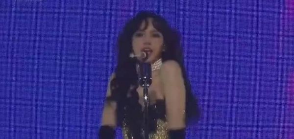 请把lisa性感打在公屏上，全开麦舞台真的实力强悍，瑞思拜了