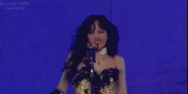 Lisa人气真的是太高了，几乎所有爱豆都有过最常见的立麦表演……