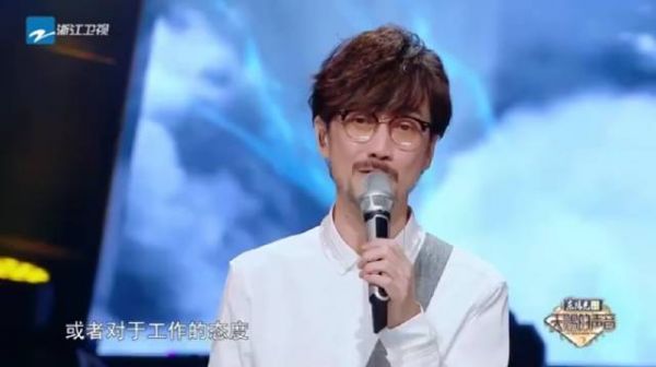 不少人质疑周传雄应该是坐着当评委或导师的水平……