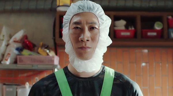 韩国影史票房第一《极限职业》，废柴刑警做卧底卖炸鸡……