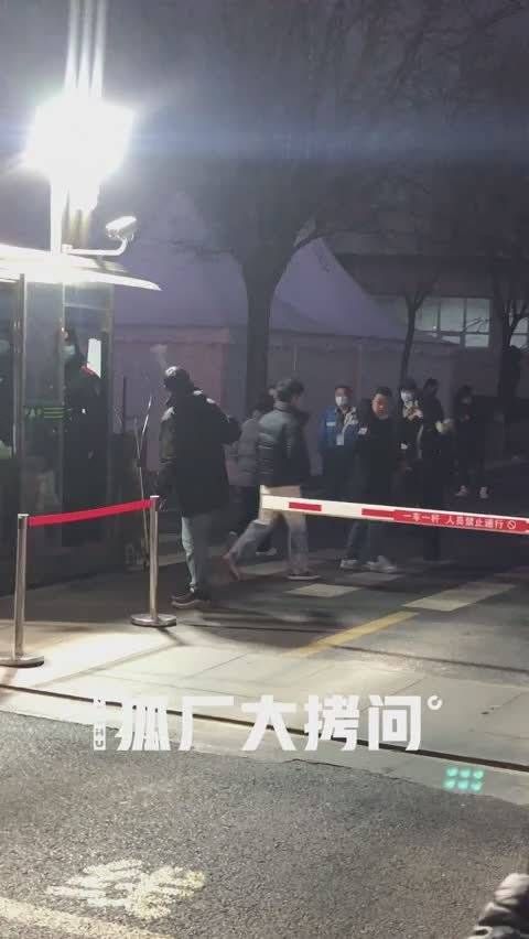 下车穿好衣服抖一抖 期待王俊凯第六次春晚舞台