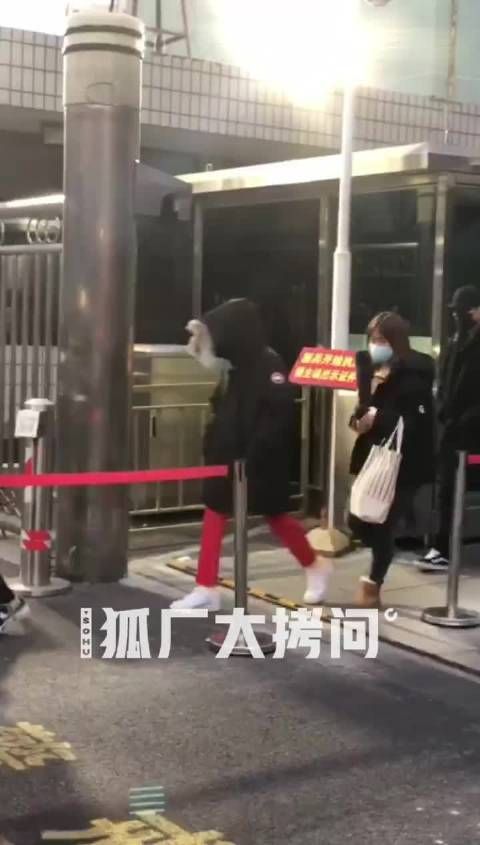 王源春晚彩排上班路透……