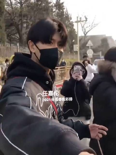 任嘉伦现身央视春晚彩排，主动和粉丝握手真的好暖心呀！
