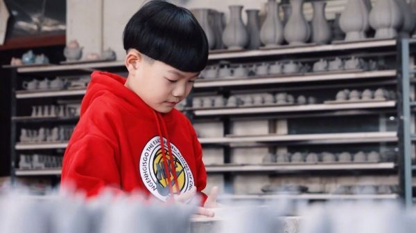 学戏1年半,魏莱经过学戏比原来吃得多了,个子长得高了……