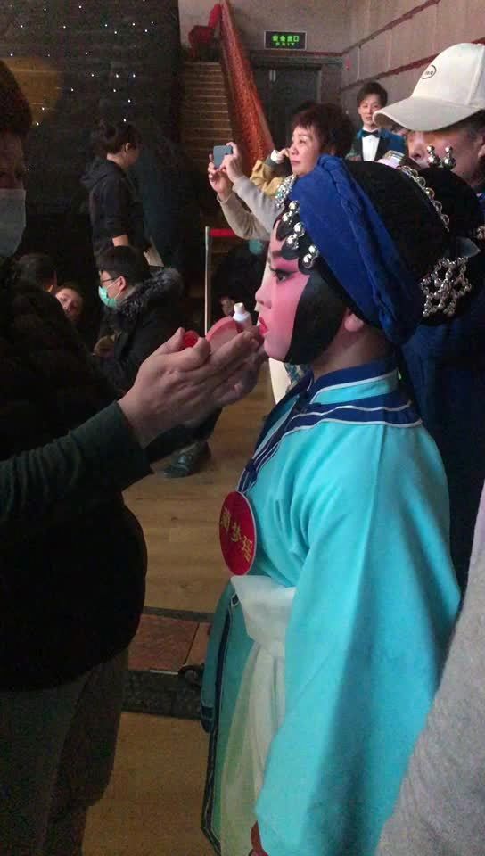 大家知道其实戏妆的假发是要粘在脸上的吗？