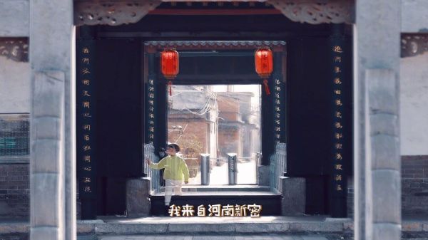 李佳轩自幼对戏痴迷，家中到处都是戏曲图片、服饰……